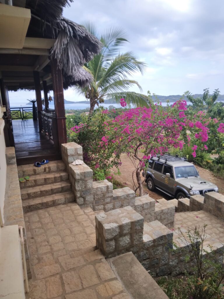 Entrée de la villa sur le côté