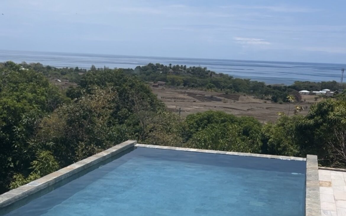 Piscine avec vue sur la mer