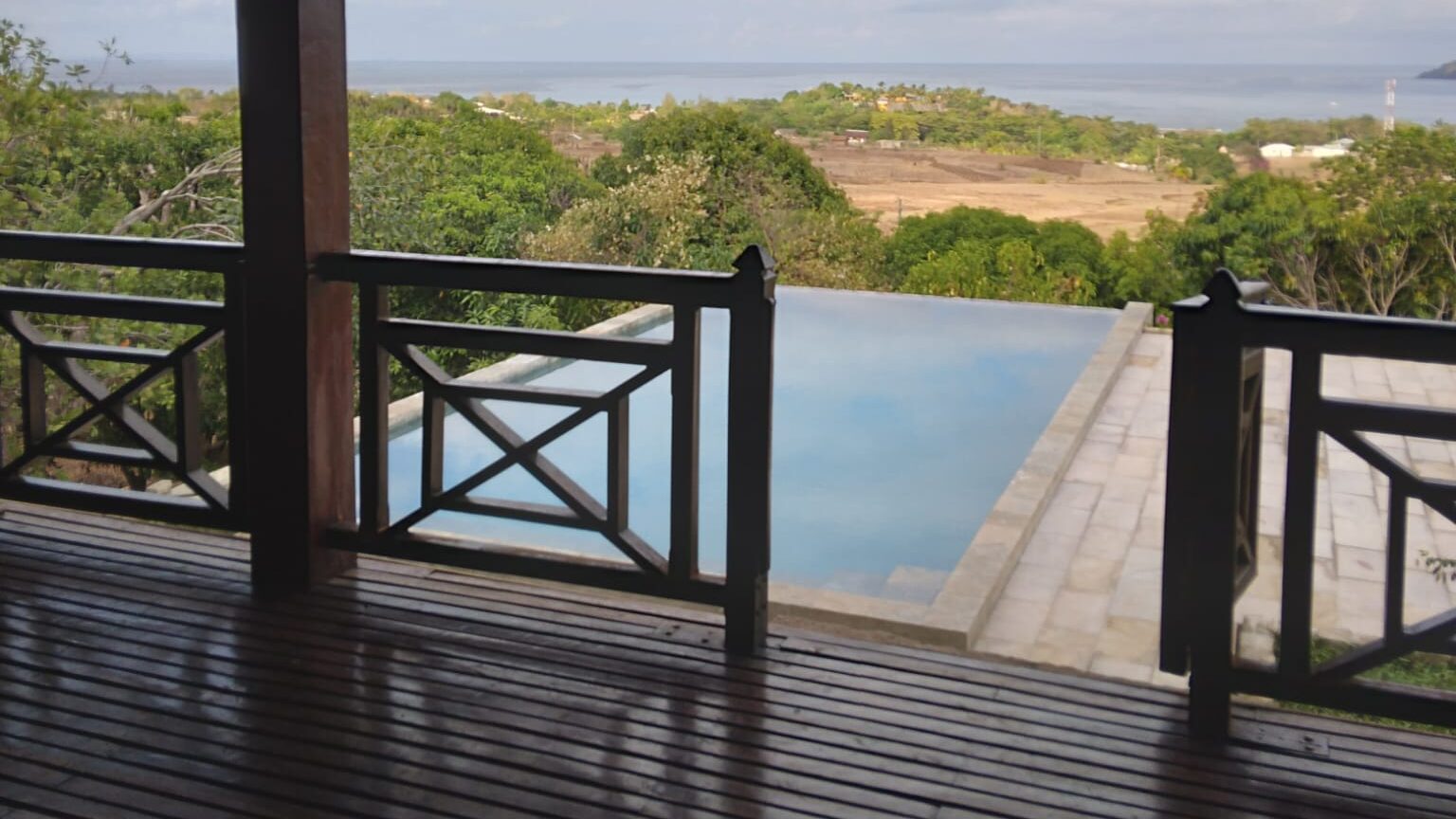 terrasse avec vue sur la piscine - Côté jour