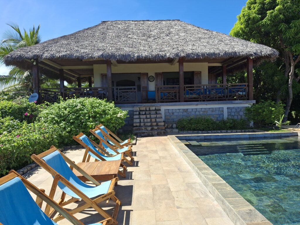 villa vue extérieure avec piscine et transat