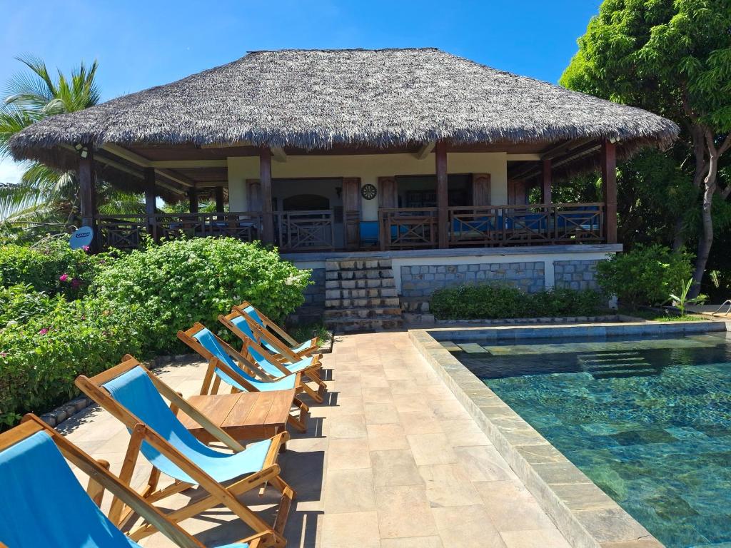 maison villa et piscine (transat)