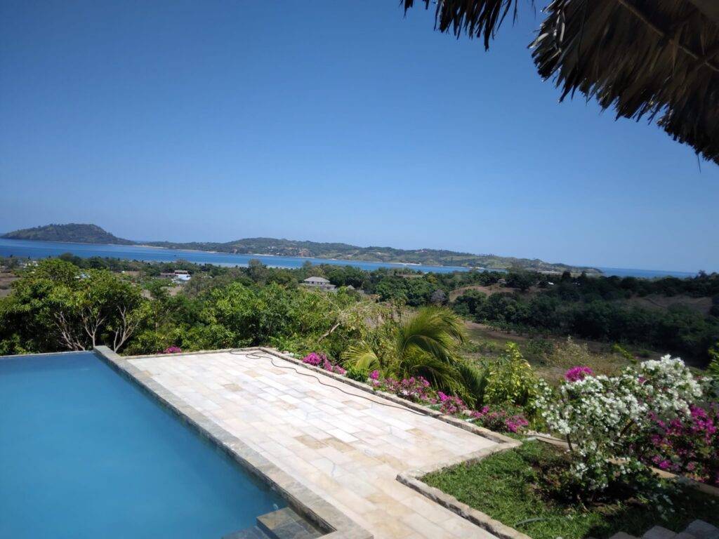 piscine avec vue et bougainvilliers