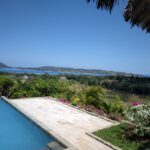 piscine avec vue et bougainvilliers