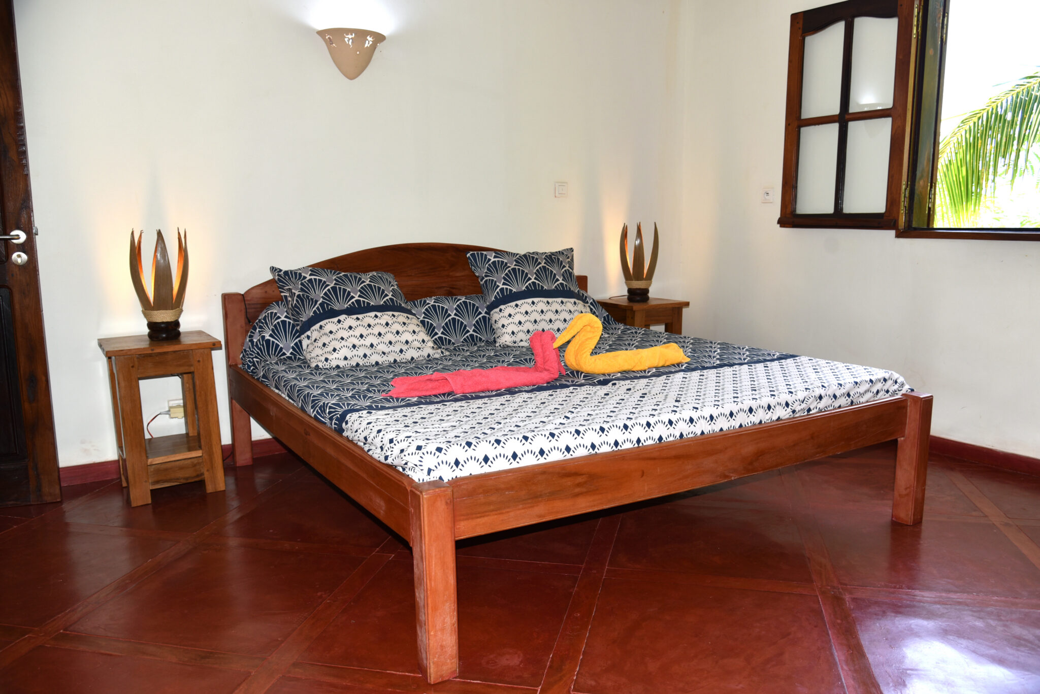 Chambre avec un lit double